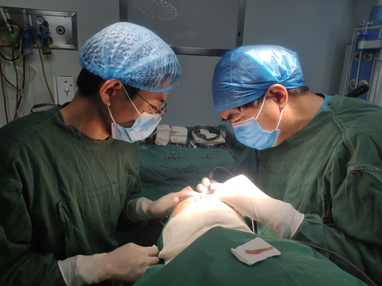 黄寺整形科普园地：一台手术需要多少医护人员参加？