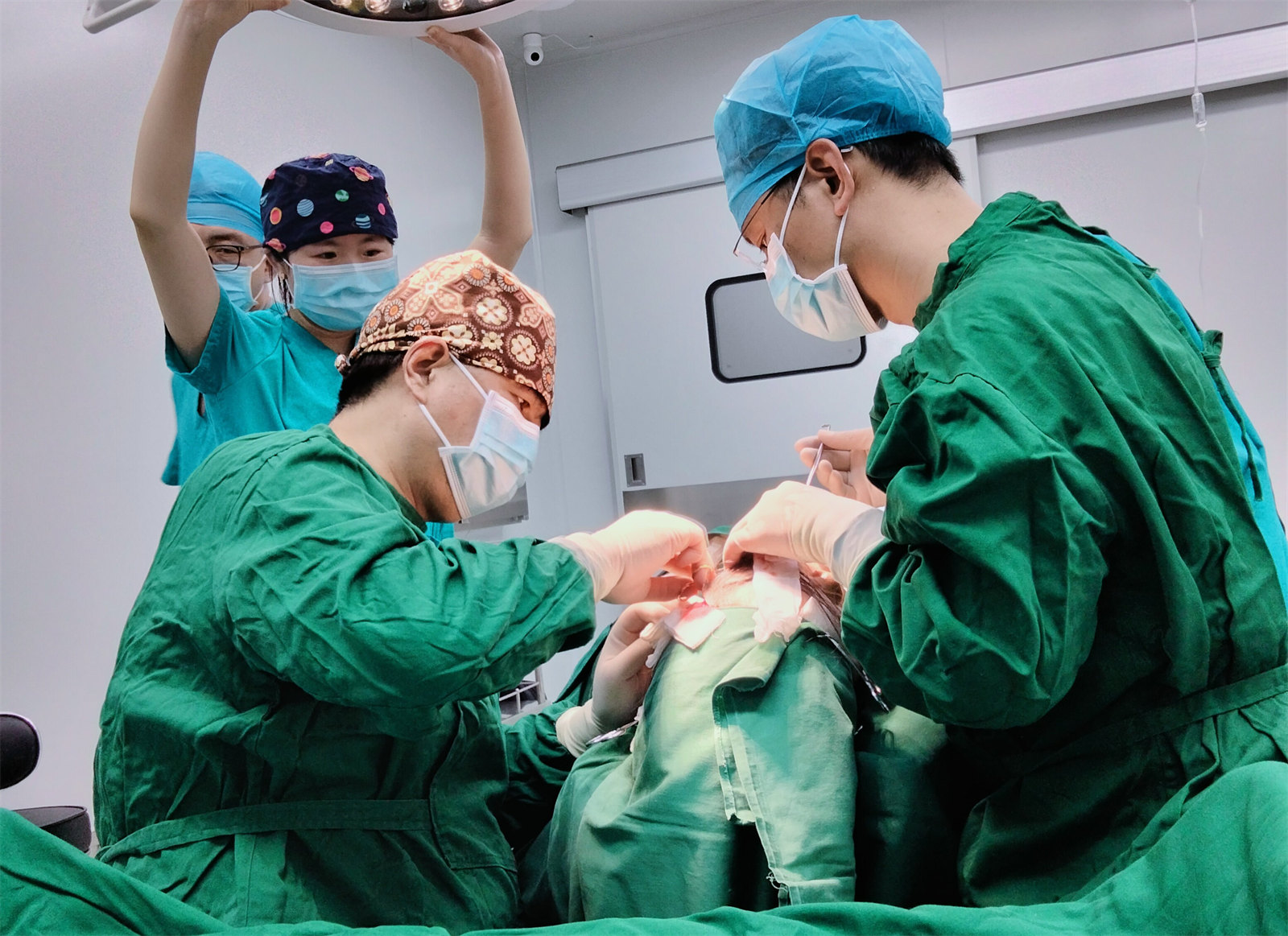 45岁求美者做完拉皮手术，闺蜜说年轻了20岁，后悔做晚了