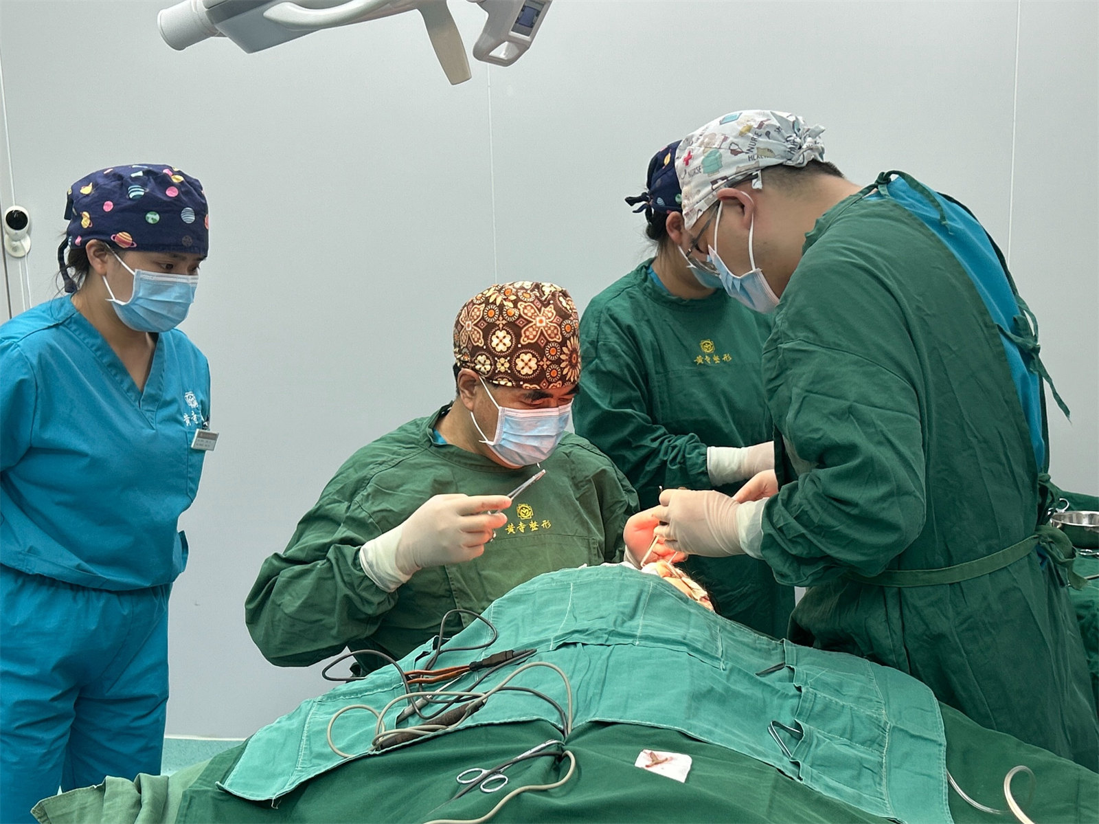 拉皮手术最好不要做,怕你接受不了崭新的自己! 以下为求美者自述: 拉皮手术最好不要做,怕你接受不了崭新的自己! 以下为求美者自述: