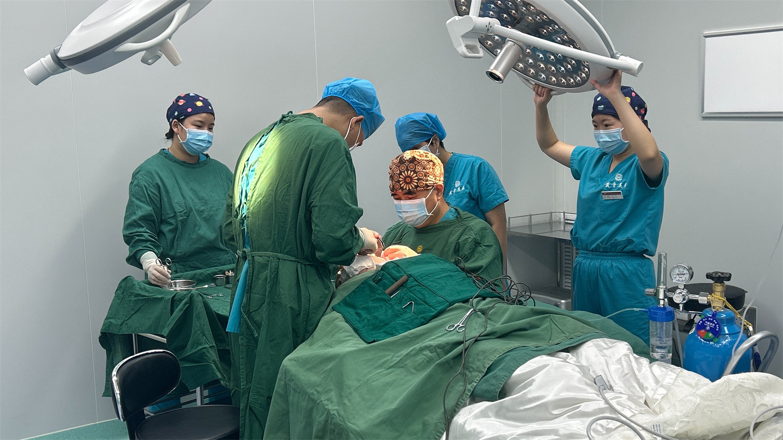 50岁从山东奔赴北京,多家对比做拉皮手术,术后年轻10多岁! 50岁从山东奔赴北京,多家对比做拉皮手术,术后年轻10多岁!