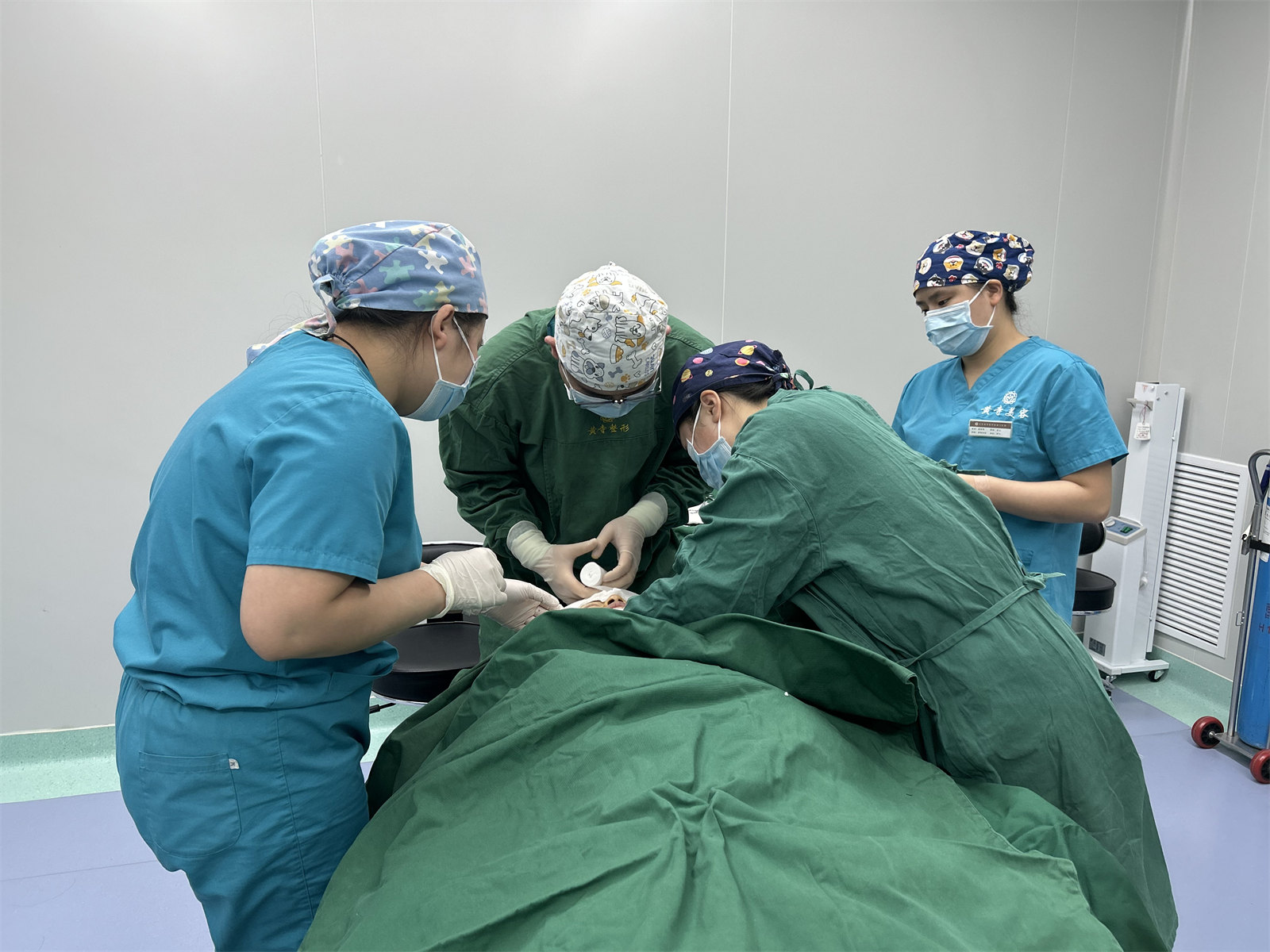 49岁女士做额部除皱,分享让“山川”变“平原”的秘密! 49岁女士做额部除皱,分享让“山川”变“平原”的秘密!