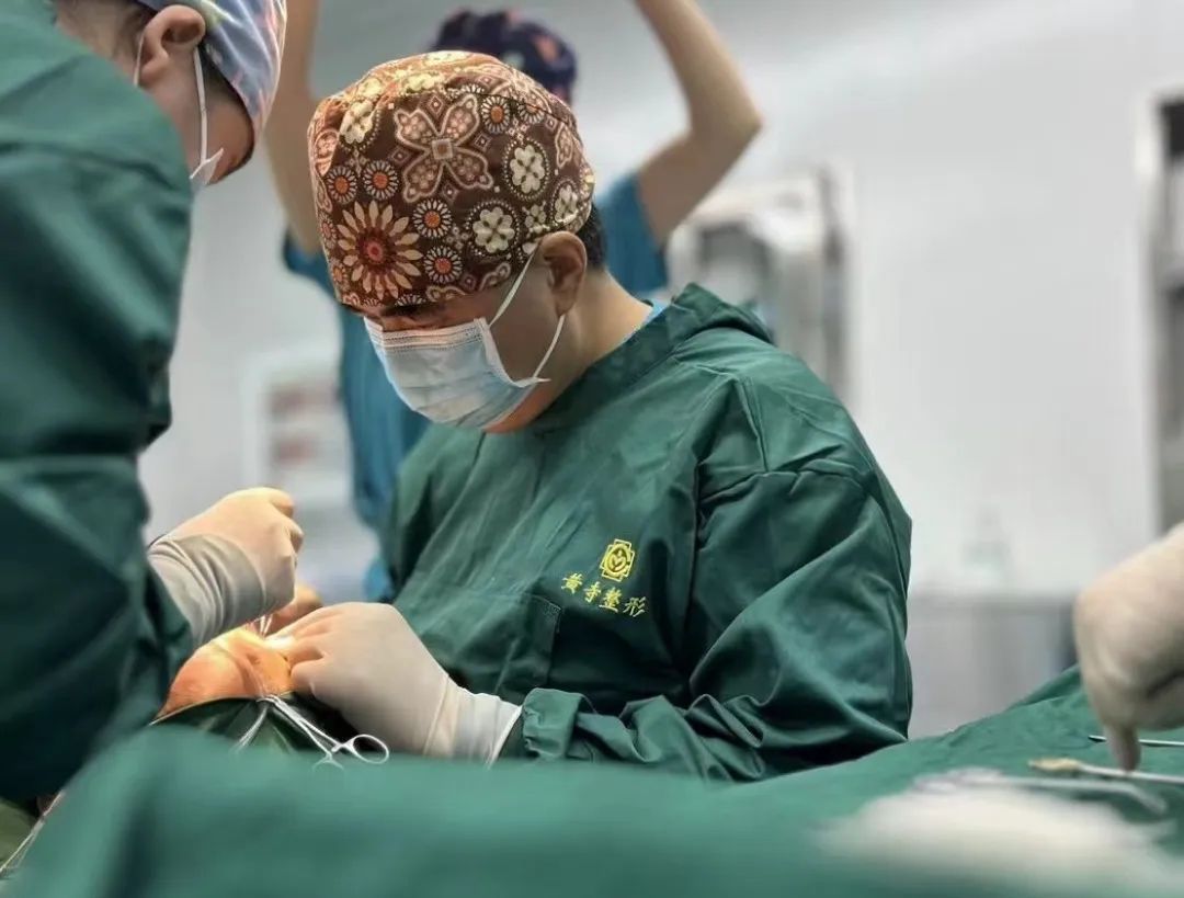 切眼袋和拉皮手术哪种先做好？