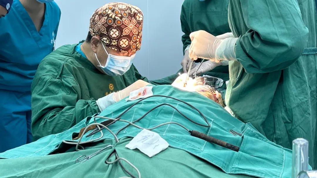 拉皮手术的刀口应当在哪里呢？