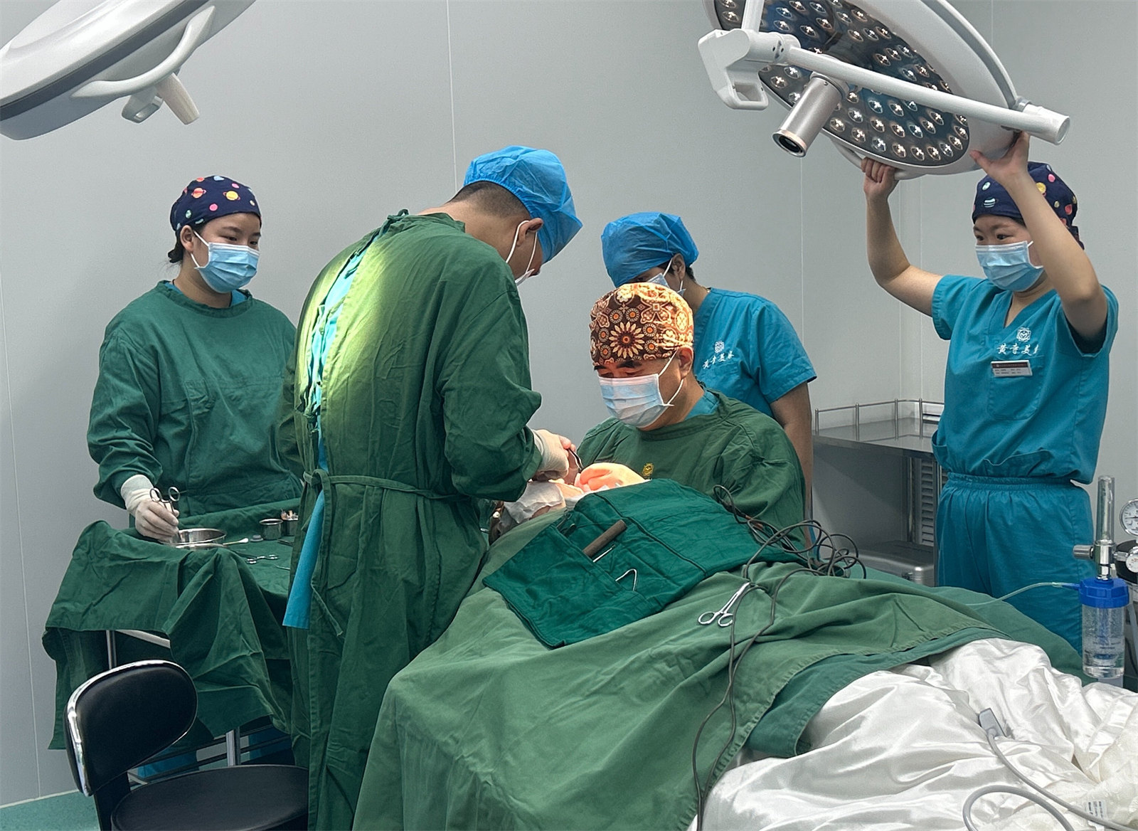 额部除皱和额部拉皮是一回事吗？专业解答来了