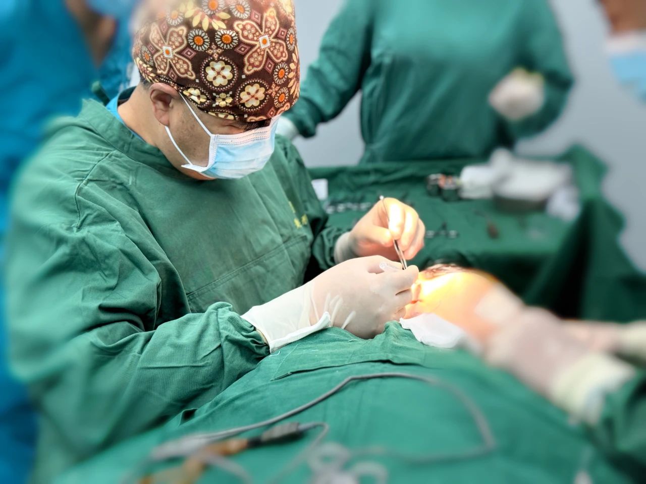 孤注一掷?56岁来做拉皮手术,是她最后的赌注还是自我救赎? 孤注一掷?56岁来做拉皮手术,是她最后的赌注还是自我救赎?