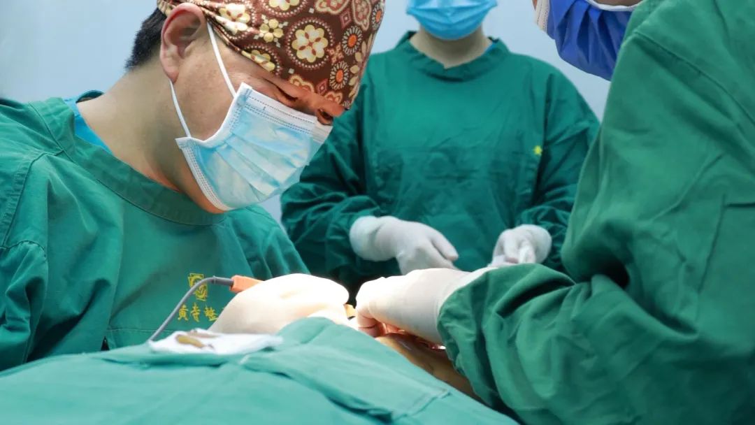 42岁求美者术后7天,拉皮手术是否过度追求年轻? 42岁求美者术后7天,拉皮手术是否过度追求年轻?