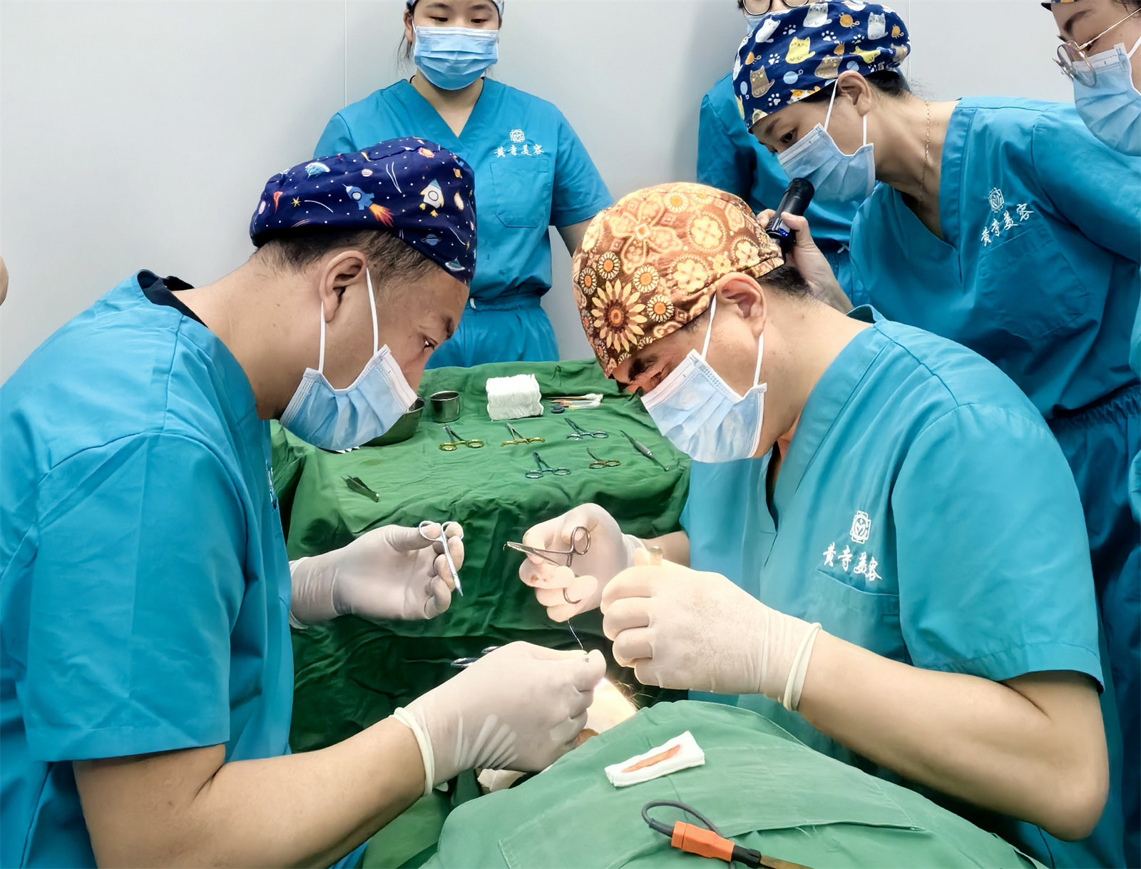 做完眼周年轻化术后1个月,忍不住分享手术心得 以下为求美者自述: 做眼周年轻化手术这件事,我想了很久,考虑了手术的利弊,最终还是决定搏一搏。 面诊时医生说我上下眼睑都存在衰老问题: 1、眼皮松弛明显,上眼睑皮肤松弛,睁眼无神。 2、下眼睑脂肪膨出 所以,医生综合我的基础帮我设计了手术方案:切眉手术+外切去眼袋。术后效果我很满意,所以想把我的手术心得分享给大家。 1、术前做好心理准备 术前了解的越多,手术时心里越有底,手术过程也就越放松。 2、不必纠结恢复期 任何手术都有恢复期,既然决定了要做手术改变,就不要再去纠结恢复期,保持好心情和良好的作息,基本上一天一个变化,一般7天拆线就已经消肿80%了,出门见人没有问题,之后就是切口痕迹逐渐淡化的问题了。 3、不要在意别人的眼光 别人的评价是暂时的,只有自己的成就是终身的。再说,现在手术年轻化很普遍,在群众中的接受度也非常高,所以,基本上身边很少有异样的眼光,相反,大家看到我的术后效果这么棒,都跃跃欲试,想要自己也改变一下。 所以,想做眼周年轻化手术就做吧,取悦自己有何不可呢? 做完眼周年轻化术后1个月,忍不住分享手术心得 以下为求美者自述: 做眼周年轻化手术这件事,我想了很久,考虑了手术的利弊,最终还是决定搏一搏。 面诊时医生说我上下眼睑都存在衰老问题: 1、眼皮松弛明显,上眼睑皮肤松弛,睁眼无神。 2、下眼睑脂肪膨出 所以,医生综合我的基础帮我设计了手术方案:切眉手术+外切去眼袋。术后效果我很满意,所以想把我的手术心得分享给大家。 1、术前做好心理准备 术前了解的越多,手术时心里越有底,手术过程也就越放松。 2、不必纠结恢复期 任何手术都有恢复期,既然决定了要做手术改变,就不要再去纠结恢复期,保持好心情和良好的作息,基本上一天一个变化,一般7天拆线就已经消肿80%了,出门见人没有问题,之后就是切口痕迹逐渐淡化的问题了。 3、不要在意别人的眼光 别人的评价是暂时的,只有自己的成就是终身的。再说,现在手术年轻化很普遍,在群众中的接受度也非常高,所以,基本上身边很少有异样的眼光,相反,大家看到我的术后效果这么棒,都跃跃欲试,想要自己也改变一下。 所以,想做眼周年轻化手术就做吧,取悦自己有何不可呢?